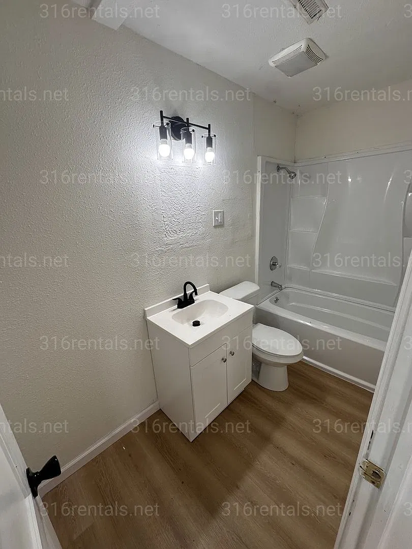 $925 - 3 bedroom/ 1 bathroom - Single Family Home — Photo 4