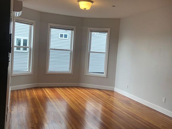 4th image of 13 Beckford St #1B
