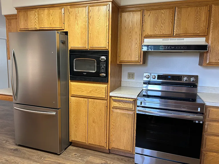 654 E Maple Pl — Photo 7