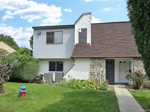 209 Pointe Circle N #209, Coram, NY 11727