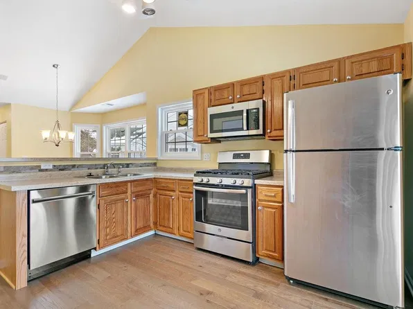 406 Hill Ct, Wauconda, IL 60084