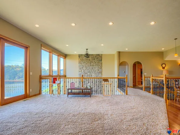 4806 Lakeside Cir, Papillion, NE 68133