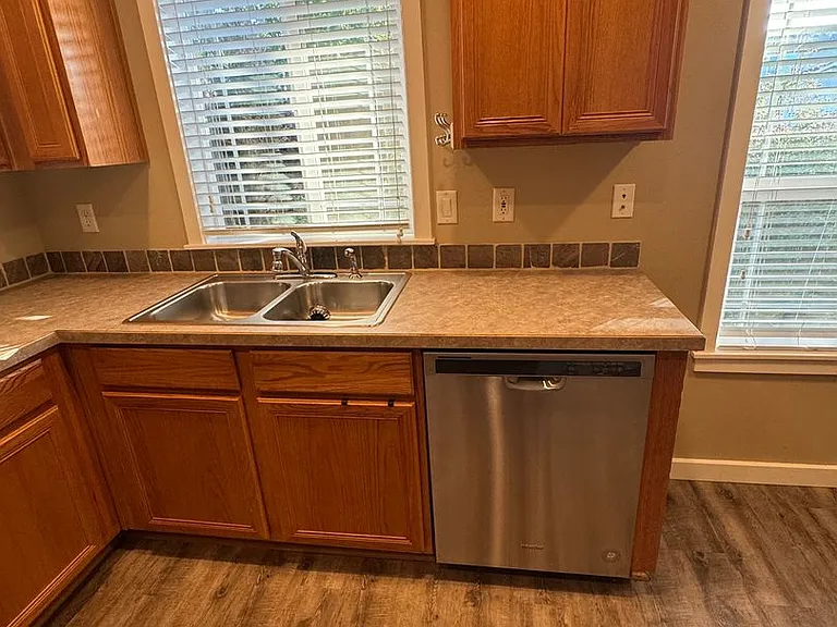 735 Trinity St NE — Photo 8