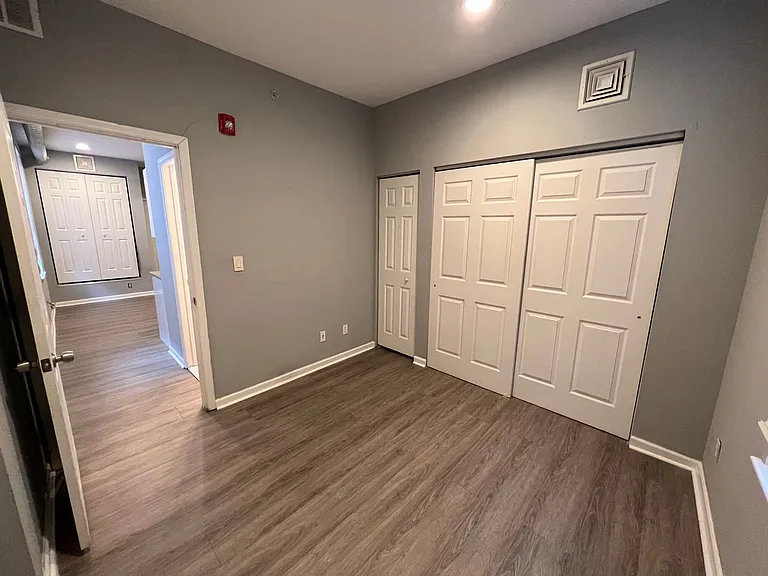 1535 W Poplar St — Photo 6