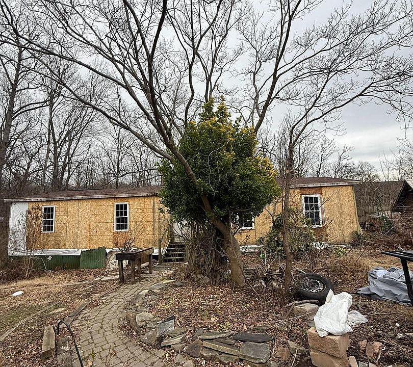 2nd image of 724 Western Ln