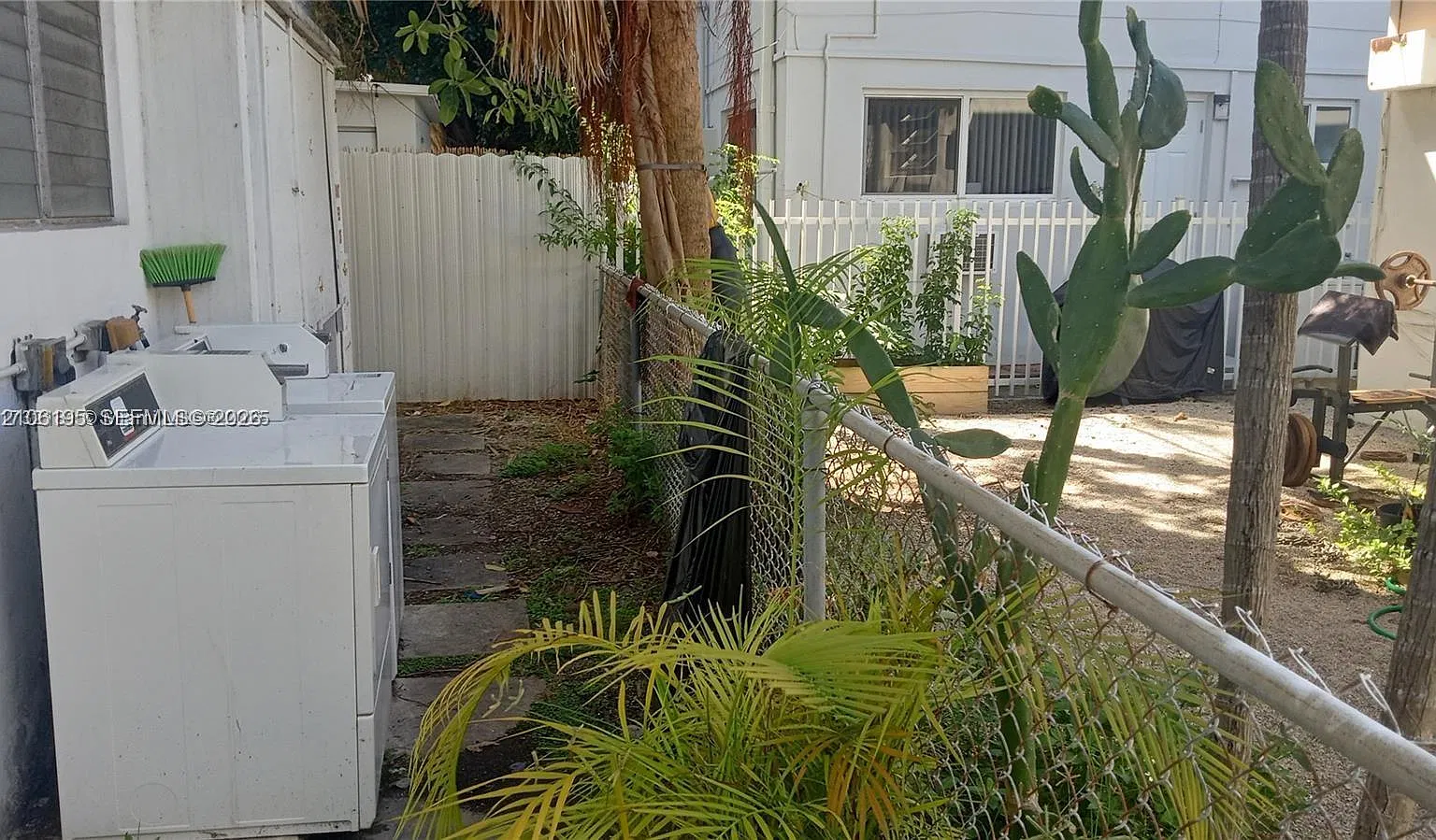 The Beverly Arms Condo — Photo 3