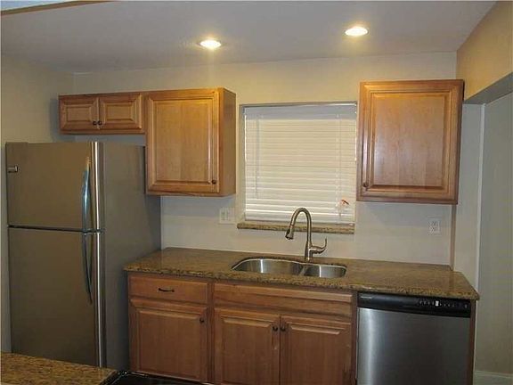 3rd image of 722 SW 81st Ave