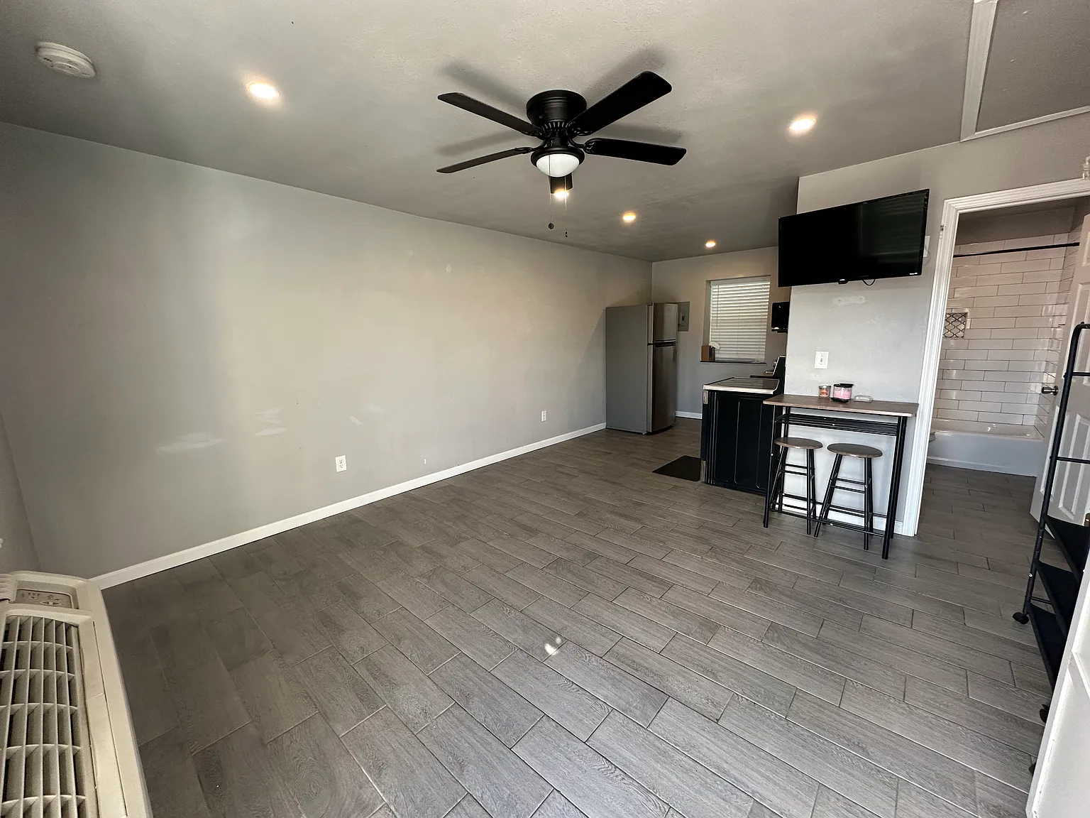 910 S Bliss Ave — Photo 3
