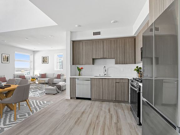 4th image of 336 W 7th St #1B-2Ba-967Sqft