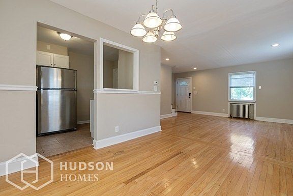 5th image of 595 Linden Ave