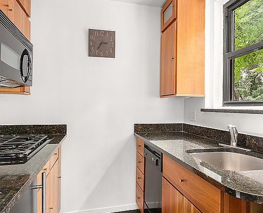 3rd image of 140 E 28th St APT 3E