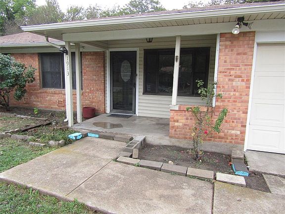 2nd image of 1913 Tennyson Cir