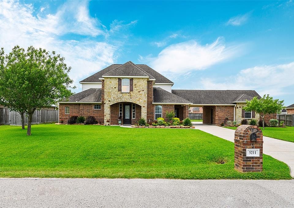 1st image of 3211 Sable Palm Dr