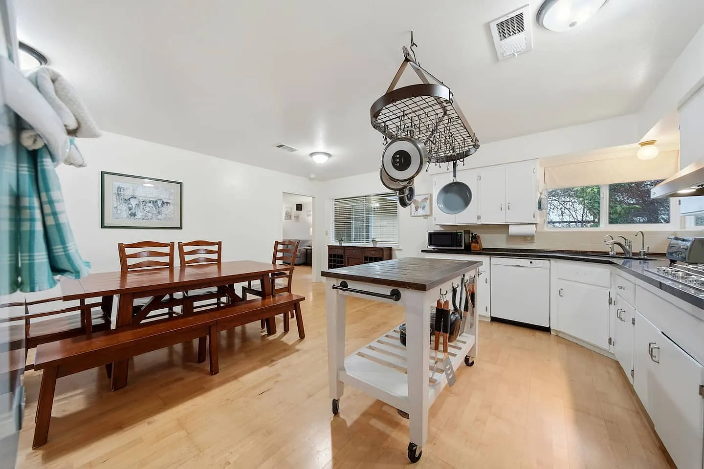 3 bed, 1931 sqft, $2,975 — Photo 4