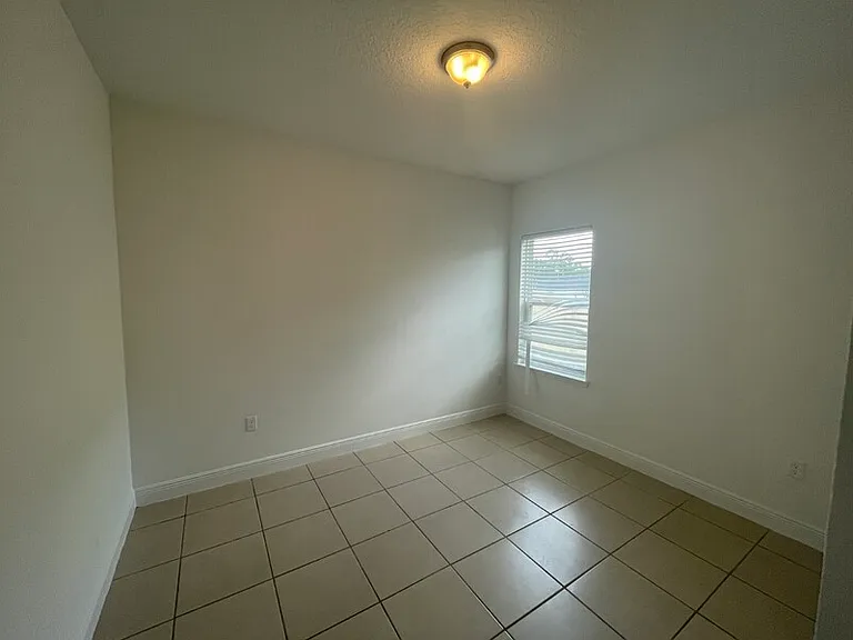 414 Columbia Ct — Photo 5