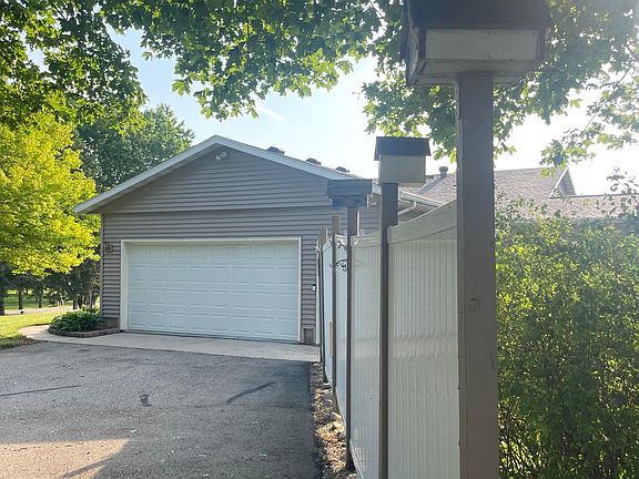 5th image of 3925 8th St NE