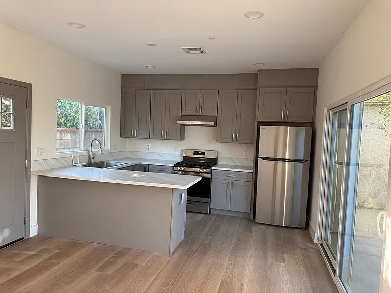 825 Bilton Way #B — Photo 12