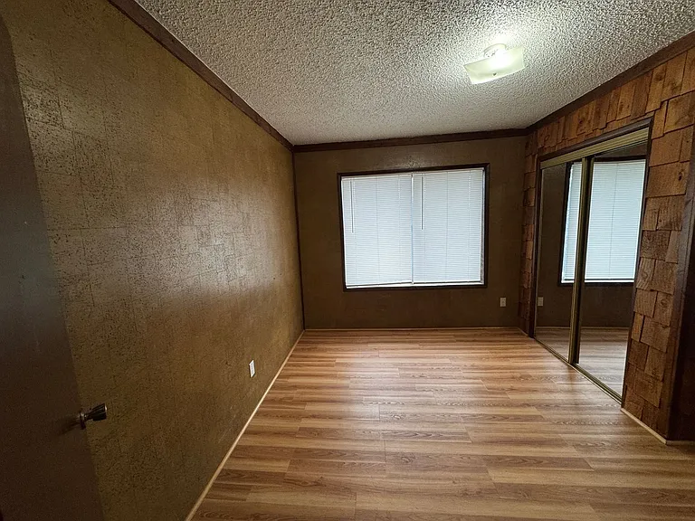 164 NE Douglas St — Photo 9