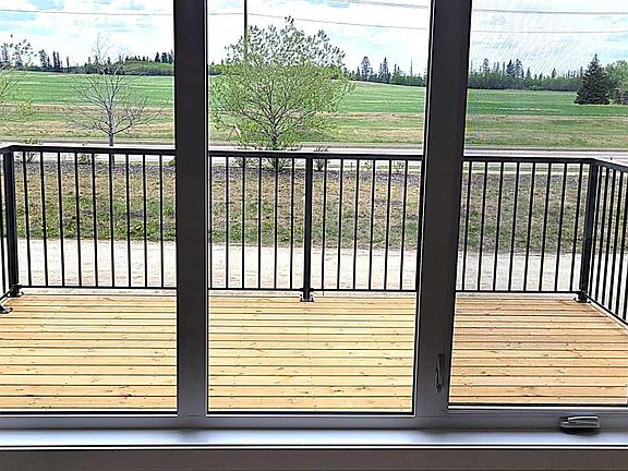 2nd image of 52 Emmett Cres