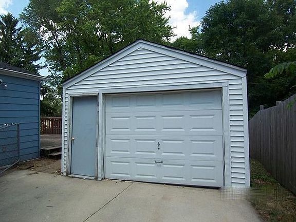 3rd image of 1224 Summit Ave