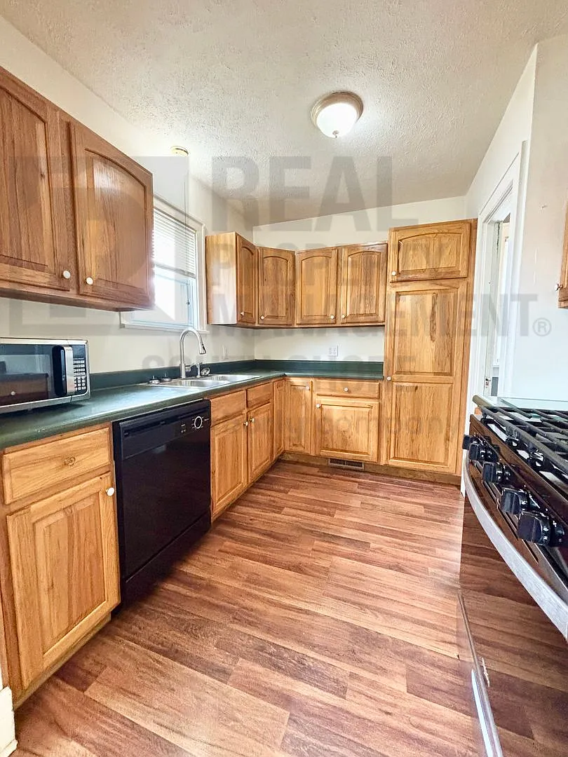 3Bed/1.5Bath Near Downtown LaPorte — Photo 4