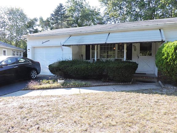 2nd image of 17 Stanford Ct W