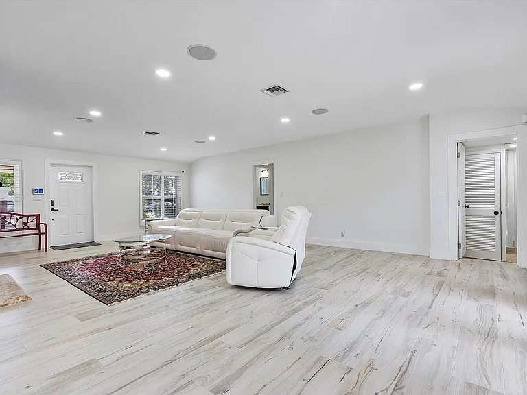411 Poinciana Dr — Photo 5