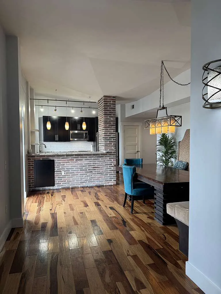 825 N Delaware St — Photo 2