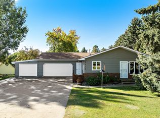 2316 Parkside Dr, Minot, ND 58701