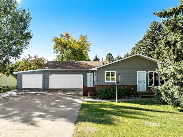 2316 Parkside Dr, Minot, ND 58701