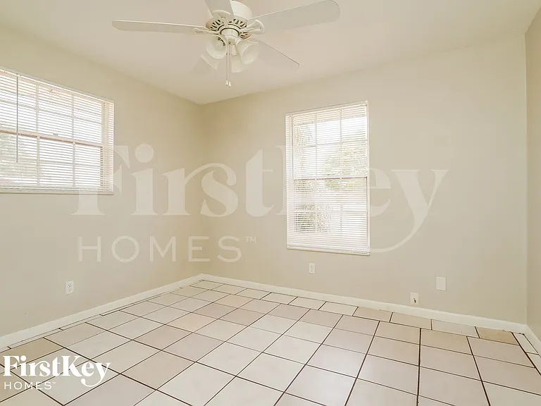 432 SW 37th Ter — Photo 8