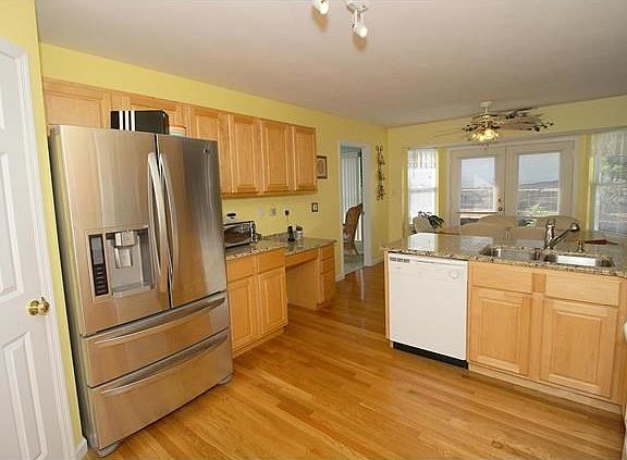 Cheerful shining Kitchen. All appliances stay.