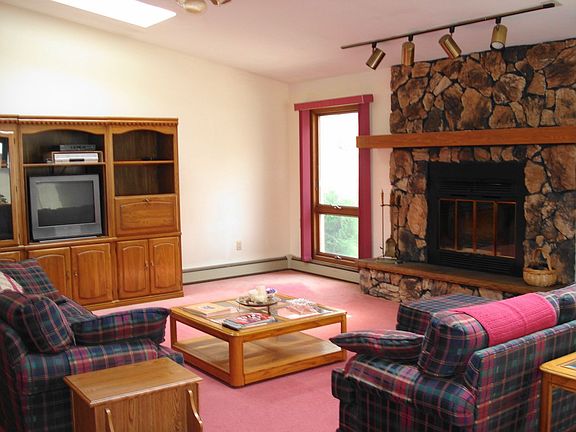 Family room w/fireplace