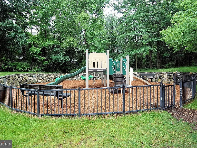 2405 Forest Edge Ct #304D — Photo 14