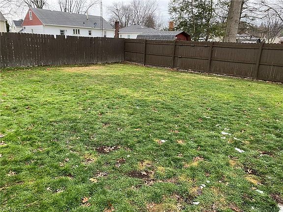 5th image of 135 Leonard Ave NW