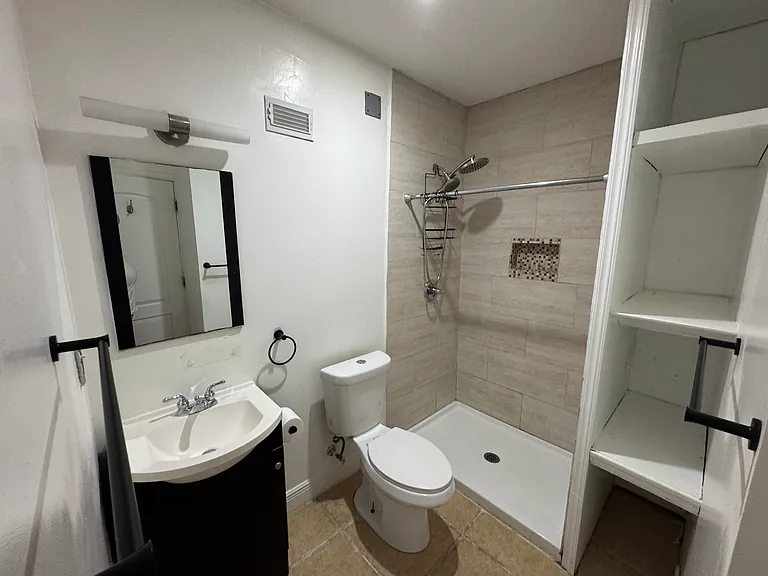 8135 NW 185th Ter — Photo 3