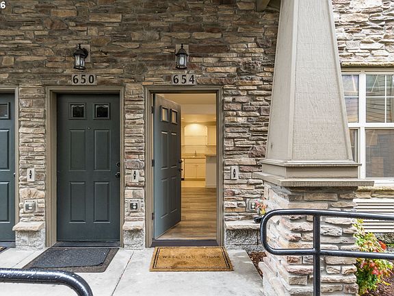 3rd image of 654 NE Newstead Ln