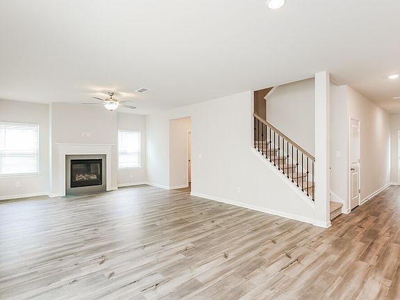 5th image of 137 Longleaf St