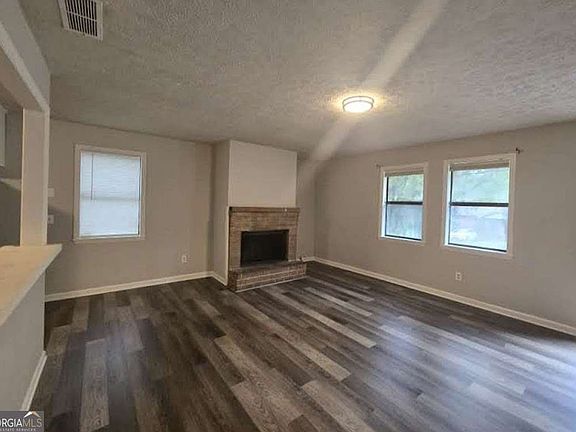 4th image of 271 E Wright St