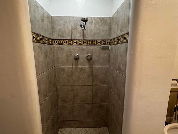 4th image of 720 N Stone Ave