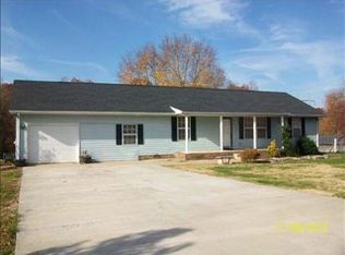 2600 Farms Cir, Woodlawn, TN 37191