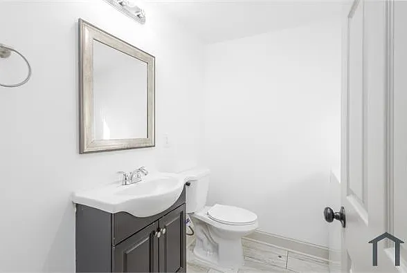 137 N Hobart St — Photo 15