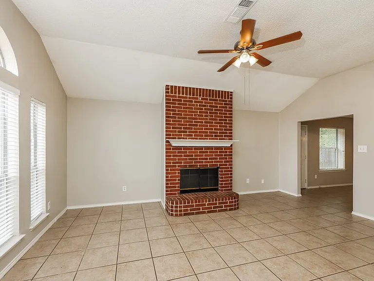 1223 Reeves Ln — Photo 5