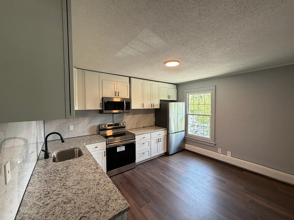 Building Photo - 196 Woodland St #1