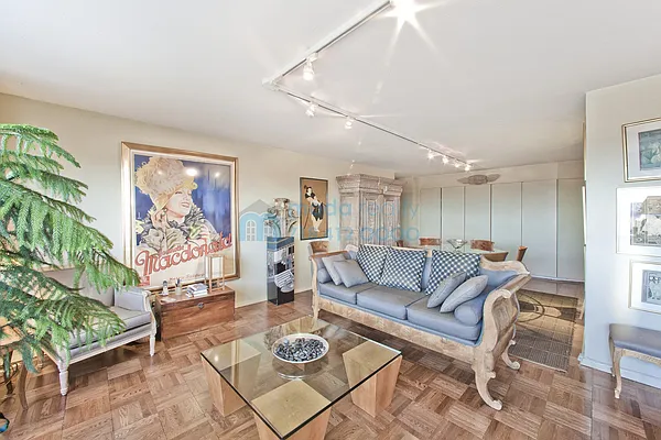 Sold by Moda Realty | media 9