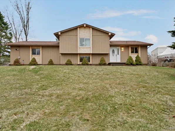 1365 Thistleridge Dr, Holly, MI 48442