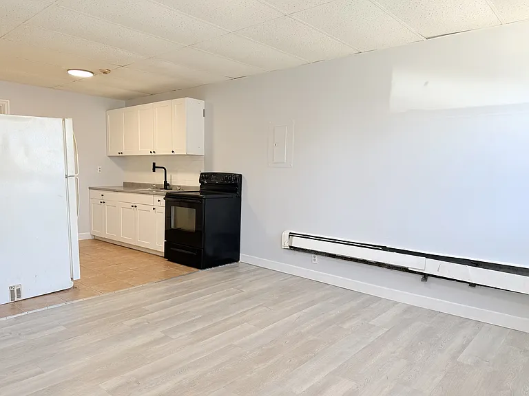 581 Pierre Ave #5 — Photo 1