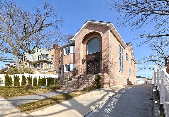 4th image of 87-31 Clover Pl