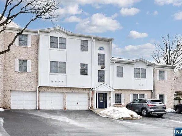 17 Colonial Village Dr, Hillsdale, NJ 07642