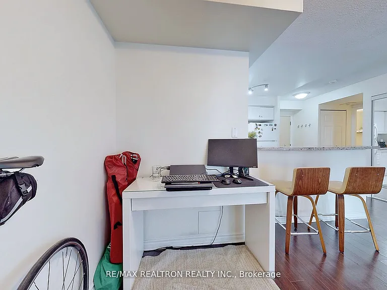 7 Lorraine Dr #2009 — Photo 21